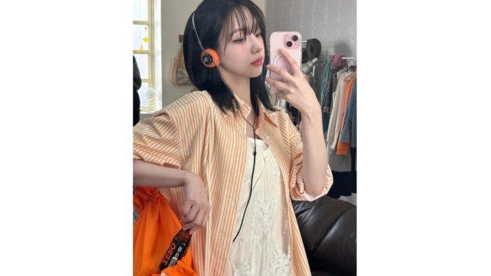 Karina aespa dengan OOTD dress renda dan kemeja