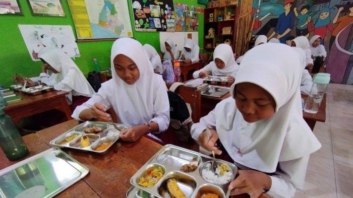 Ilustrasi - Pelajar SD Negeri Semen di Kalurahan Sukoreno, Kapanewon Sentolo, Kulon Progo saat menikmati makanan dari Program Makan Bergizi Gratis (MBG) pada Senin (13/01/2025).