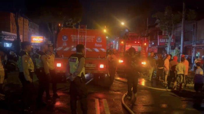 PEMADAMAN: Proses pemadaman kebakaran yang melanda sebuah warung makan di kawasan Pojok Beteng Kulon, Kemantren Mantrijeron, Kota Yogyakarta, Minggu (20/7/25) malam.