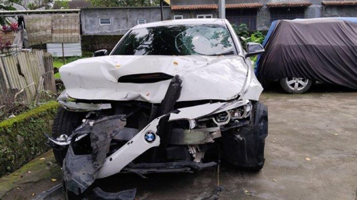 KONDISI BMW: Mobil BMW yang dikendarai oleh Christiano Tarigan di Polsek Ngaglik, ringsek usai kecelakaan maut di Jalan Palagan, Sabtu (27/05/2025).