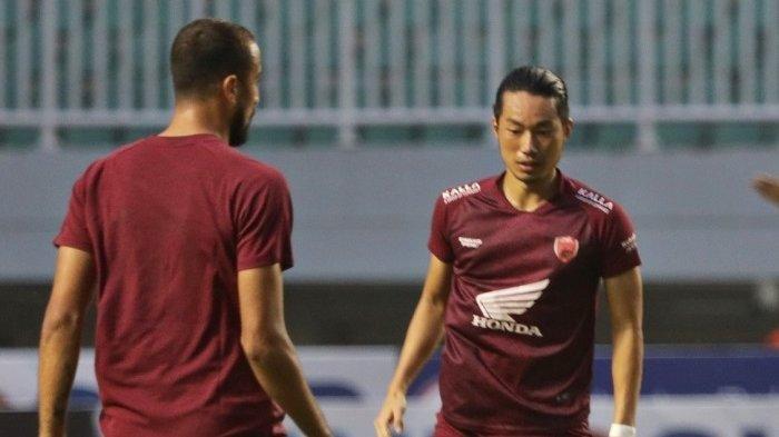 PSS Sleman kabarnya ngebet mendatangkan Kenzo Nambu (kanan).