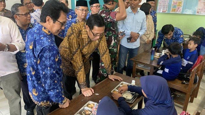 Kepala Kantor Komunikasi Presiden, Hasan Nasbi (batik coklat) mengunjungi SD Negeri Sinduadi Timur di Sleman untuk mengecek implementasi program makan bergizi gratis (MBG), Jumat (17/1/2025)