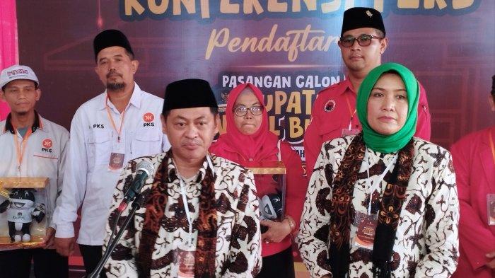 Novida Kartika Hadhi (kiri) dan Rini Indriani (kanan) usai mendaftar Pilkada 2024 di Kantor KPU Kulon Progo, Kamis (29/08/2024).