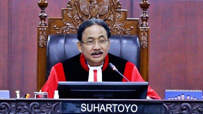 Ketua Mahkamah Konstitusi (MK) Suhartoyo saat membacakan putusan tentang penghapusan ketentuan presidentian threshold, di Ruang Sidang MK, Jakarta, Kamis (2/1/2025).