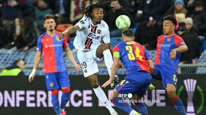 Khephren Thuram vs Taulant Xhaka di Leg Pertama Quater Final Liga Konferensi Eropa antara FC Basel vs OGCN Nice di Stadion Saint Jakob-Park di Basel, Swiss utara, pada 13 April 2023.