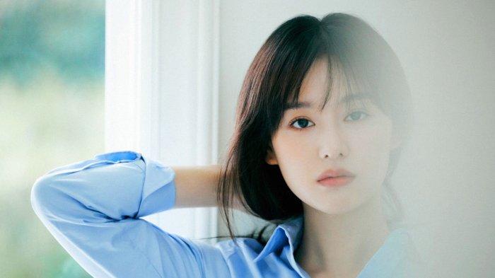 Kim Ji Won suka jalan-jalan menikmati sunset sambil mendengarkan musik