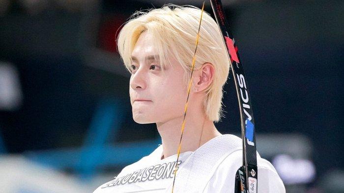 Kim Ji Woong ZEROBASEONE (ZB1) dalam pertandingan panahan ISAC 2024