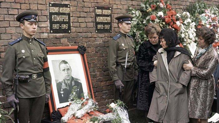 Kerabat melepas kepergian Vladimir Komarov