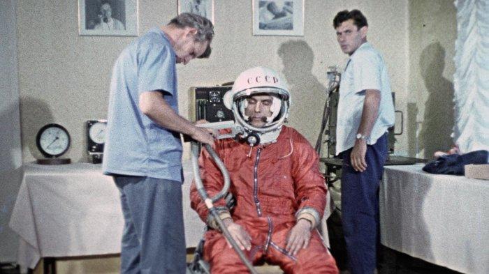 Vladimir Komarov saat mencoba pakaian ruang angkasa