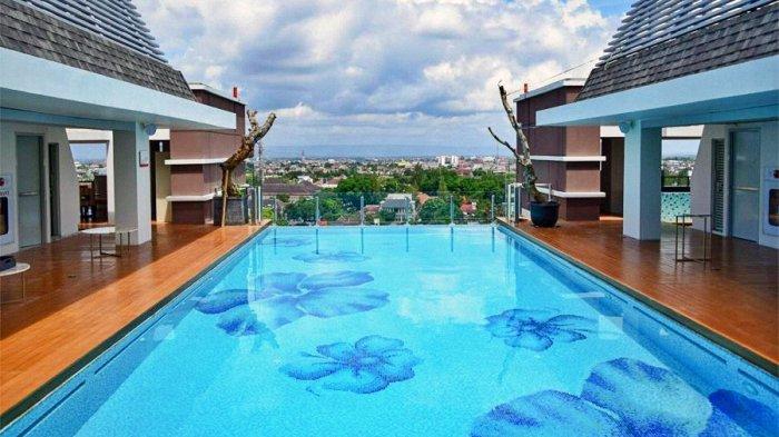 Kolam renang rooftop di Hotel Swiss-Belboutique Yogyakarta