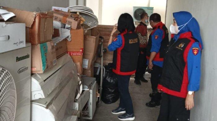 CARI DOKUMEN: Tim Penyidik Bidang Pidana Khusus Kejati DIY saat melakukan penggeledahan di kantor Dinas Kominfo Sleman, Kamis (24/7/2025)