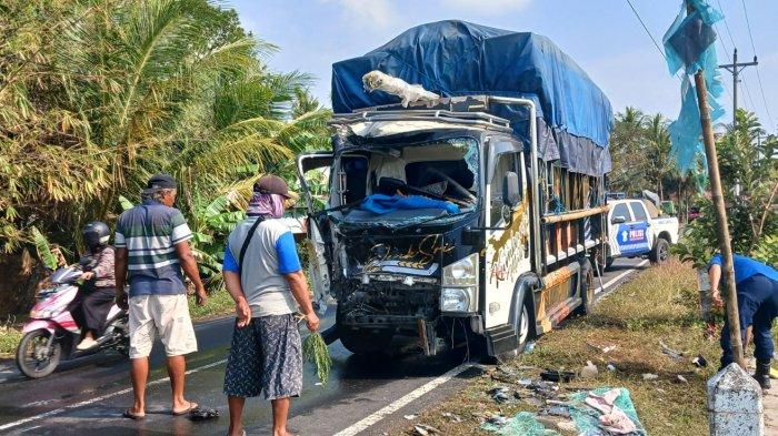 Kondisi salah satu truk yang terlibat adu banteng di Jalan Sogan, Wates, Kabupaten Kulon Progo, Rabu (23/8/2023).