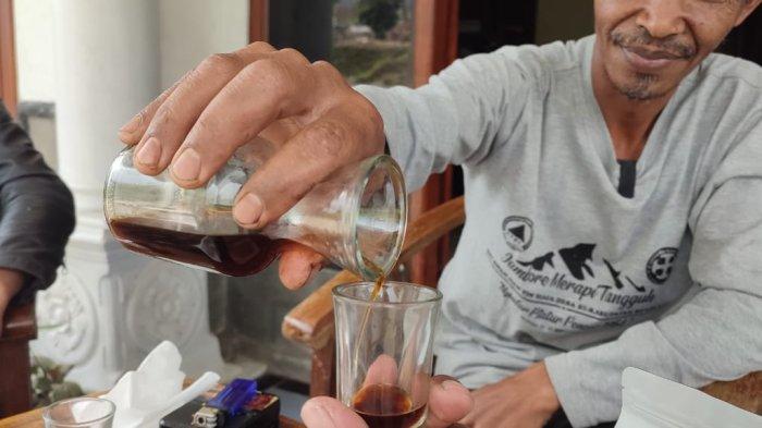 MERACIK KOPI : Mujiyanto, petani sayur dan kopi di Desa Samiran, Kecamatan Selo, Boyolali, Jawa Tengah memetik buah segar kopi Yellow Caturra di kebunnya yang terletak di tepi jalan tembus Boyolali-Magelang di antara Gunung Merapi-Merbabu akhir pekan lalu. Muji mengembangjkan jenis kopi Arabika kuning ini sejak 2019 dan sudah panen hasilnya sejak tiga tahun lalu.