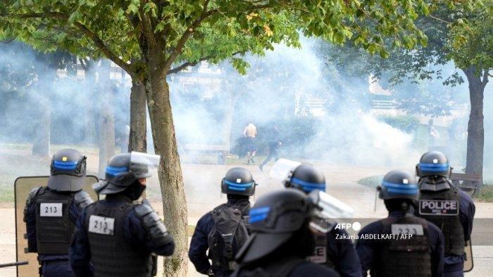 Petugas polisi bentrok dengan pengunjuk rasa setelah pawai peringatan untuk seorang pengemudi remaja yang ditembak mati oleh seorang polisi, di Nanterre, pinggiran kota Paris, pada 29 Juni 2023. Protes dengan kekerasan pecah di Prancis pada dini hari tanggal 29 Juni 2023, karena kemarahan tumbuh setelah polisi membunuh seorang remaja, dengan pasukan keamanan menangkap 150 orang dalam kekacauan yang membuat pengunjuk rasa berpakaian balaclava membakar mobil dan menyalakan kembang api. Nahel M., 17, ditembak di dada dari jarak dekat di Nanterre pada pagi hari tanggal 27 Juni 2023, dalam insiden yang memicu kembali perdebatan di Prancis tentang taktik polisi yang telah lama dikritik oleh kelompok hak asasi atas perlakuan terhadap orang di berpenghasilan rendah pinggiran kota, terutama etnis minoritas.