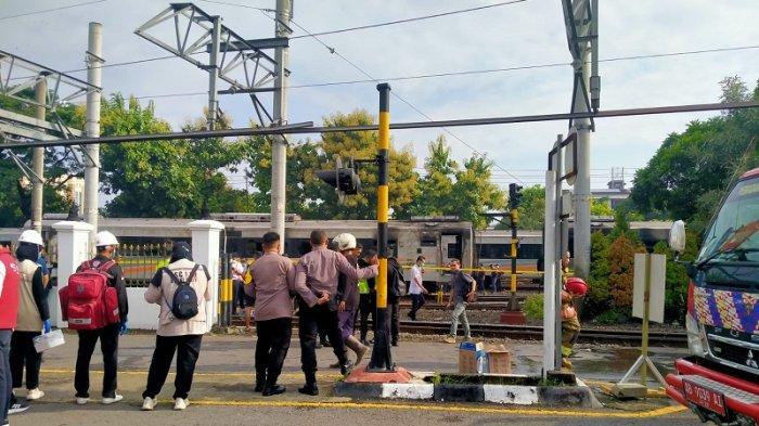 DUA GERBONG HANGUS: Dua unit gerbong yang terbakar terlihat hangus. Kaca-kaca di bagian samping pecah seluruhnya.