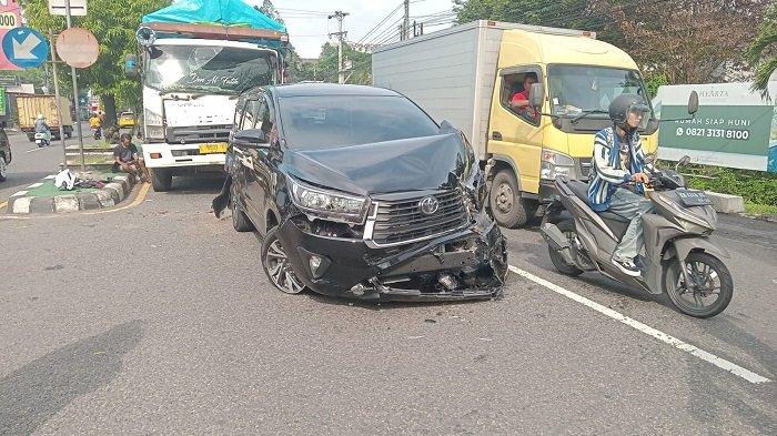 Mobil Innova yang terlibat kecelakaan beruntun di jalan Laksda Adisutjipto, Depok, Kabupaten Sleman pada Sabtu (18/1/2025) pagi tampak ringsek dibagian depan dan belakang.