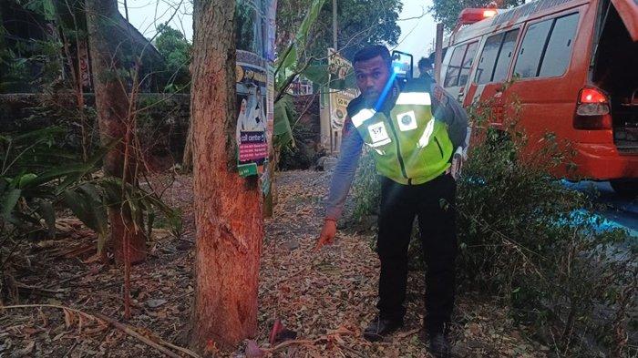 Petugas menunjukkan lokasi terjadinya kecelakaan tunggal di Jalan Nanggulan-Mendut pada Minggu (08/10/2023) subuh. Kejadian ini menyebabkan satu orang meninggal dunia.