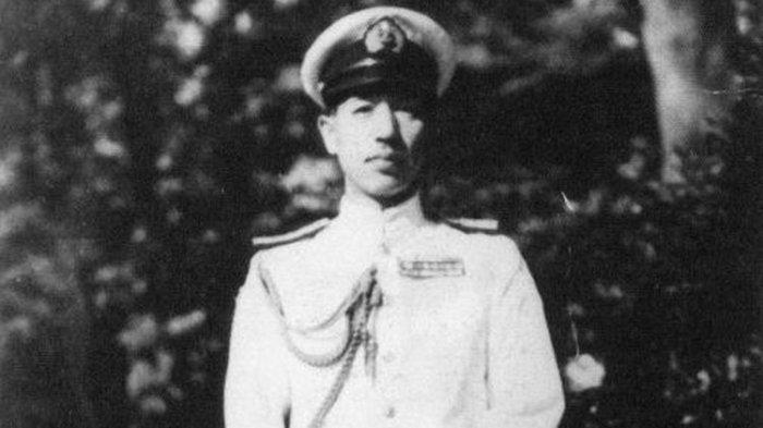 Laksamana Muda Tadashi Maeda (Laksamana Maeda), perwira tinggi Angkatan Laut Jepang yang rumahnya digunakan sebagai markas Indonesia, tempat menyusun teks proklamasi kemerdekaan RI.