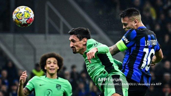 Lautaro Martinez vs Stefan Savic di babak 16 besar Liga Champions antara Inter Milan vs Atletico Madrid di Stadion San Siro di Milan, Italia pada bulan Februari 20, 2024. Piero Cruciatti / Anadolu