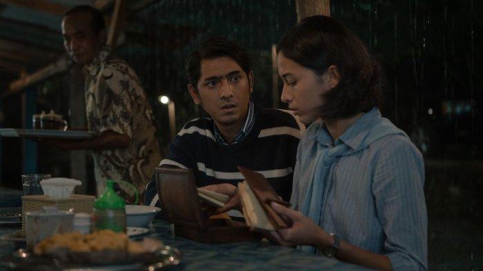 Lebas (Arya Saloka) dan Arum (Putri Marino) di serial Netflix Gadis Kretek (2023)