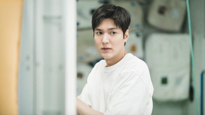 Lee Min-ho sebagai Gong Ryong di drakor When the Stars Gossip (2025)