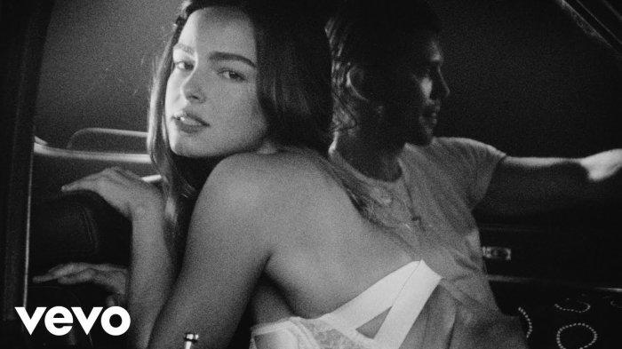 Lirik Lagu Diet Pepsi Addison Rae dengan Terjemahan