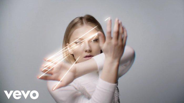 Lirik Lagu dan Terjemahan Hurts So Good - Astrid S, When It Hurts, But It Hurts So Good Viral TikTok