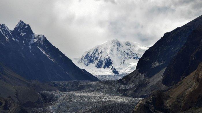 Foto udara yang diambil pada 10 Juni 2022 ini menunjukkan gletser Passu di dekat desa Passu di wilayah Gilgit-Baltistan, Pakistan. Pakistan adalah rumah bagi lebih dari 7.000 gletser, lebih banyak dari tempat lain di Bumi di luar kutub. Dalam artikel mengulas tentang longsoran salju menghantam anggota suku nomaden saat melintasi daerah pegunungan di Pakistan utara, mengakibatkan 11 orang tewas, Sabtu (28/5/2023).