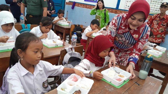 MBG KLATEN: Bupati Klaten, Sri Mulyani, saat memantau gelaran uji coba makan bergizi gratis (MBG) di SDN 1 Prambanan, Kabupaten Klaten, Jawa Tengah, Selasa (18/2/2025).
