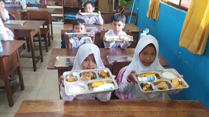 Siswa SD Negeri Sinduadi Timur sedang menyantap hidangan program makan bergizi gratis, Senin (13/1/2025)