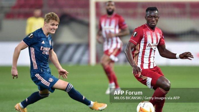 Mady Camara vs Martin Odegaard di Leg Pertama Babak 16 Besar Liga Europa antara Olympiakos vs Arsenal di Stadion Karaiskakis, 11 Maret 2021 di Piraeus, Yunani.