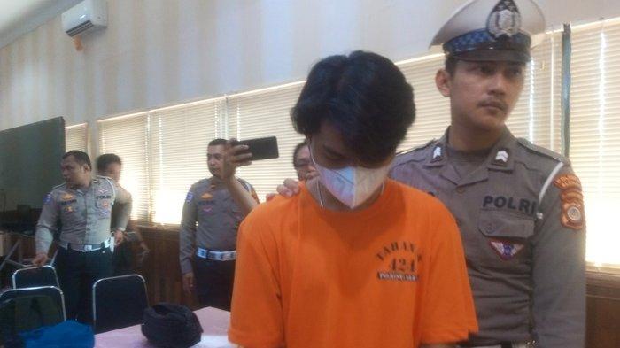 TERSANGKA - Polisi menunjukkan CPP, mahasiswa pengemudi mobil BMW yang menjadi tersangka dalam insiden kecelakaan maut di Jalan Palagan Tentara Pelajar tepatnya di Sariharjo, Ngaglik, Kabupaten Sleman. Kecelakaan tersebut terjadi pada Sabtu (24/5/205) dini hari yang menyebabkan Argo, mahasiswa Fakultas Hukum UGM, meninggal dunia.