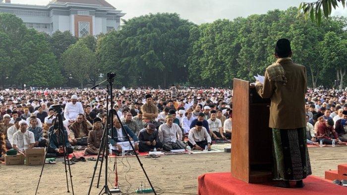 Mahfud MD menjadi khatib Salat Idulfitri 1445 H di Lapangan GSP UGM, Rabu (10/4/2024).