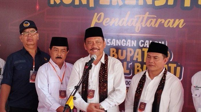 Marija (tengah) dan Yusron Martofa (kanan) usai mendaftar Pilkada 2024 di Kantor KPU Kulon Progo, Kamis (29/08/2024).