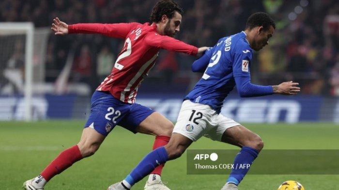 Mario Hermoso vs Mason Greenwood di liga Spanyol antara Atletico Madrid vs Getafe di stadion Metropolitano di Madrid pada 19 Desember 2023.