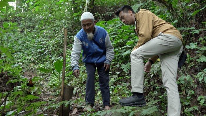 JAGA ALAM : Marrel Suryokusumo bersama tokoh masyarakat lereng Merapi Musimin melihat secara langsung kondisi alam di wilayah Turgo