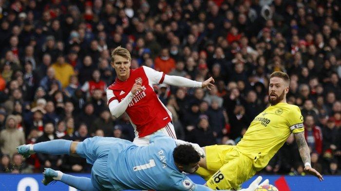 Martin Odegaard vs David Raya dan Pontus Jansson di Liga Inggris antara Arsenal vs Brentford di Stadion Emirates di London pada Februari 19, 2022.