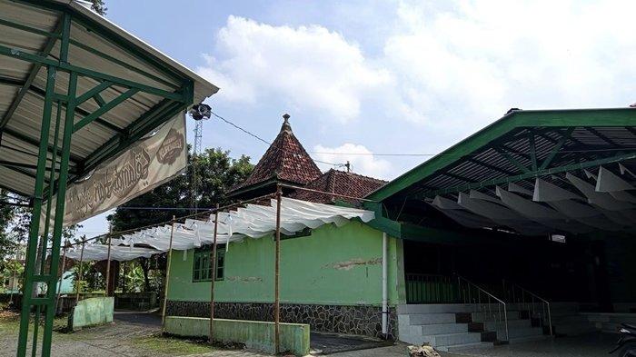 TERDAMPAK TOL - Penampakan Masjid Kebondalem, Srontakan, Argomulyo, Bantul yang berusia satu abad lebih, Kamis (8/5/2025). Masjid ini terdampak proyek jalan tol Yogyakarta-YIA Kulonprogo