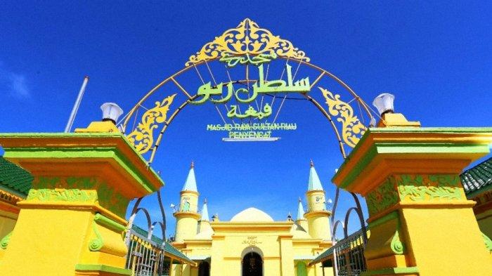 Masjid Raya Sultan Riau di Pulau Penyengat Kepulauan Riau