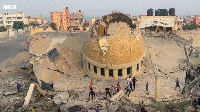 Masjid di Khan Yunis, selatan Jalur Gaza, hancur akibat serangan balik Israel