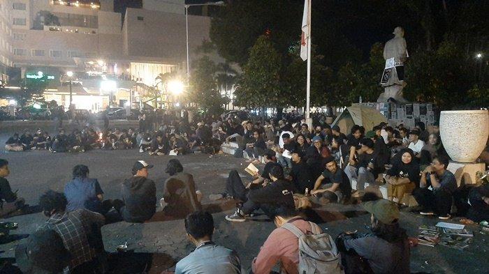 BERMALAM - Massa dari Jogja Memanggil bermalam di Gedung DPRD DIY, Kamis (20/3/2025), usai menggelar aksi tolak Revisi UU TNI.