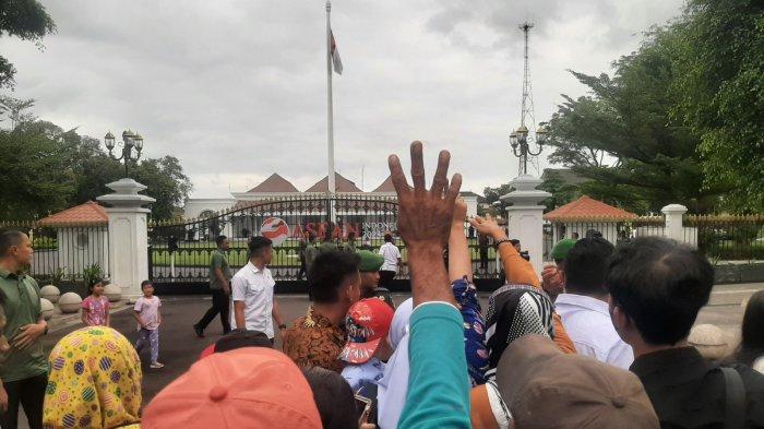 Masyarakat berebut untuk masuk ke halaman Gedung Agung Yogyakarta, Kamis (29/6/2023)