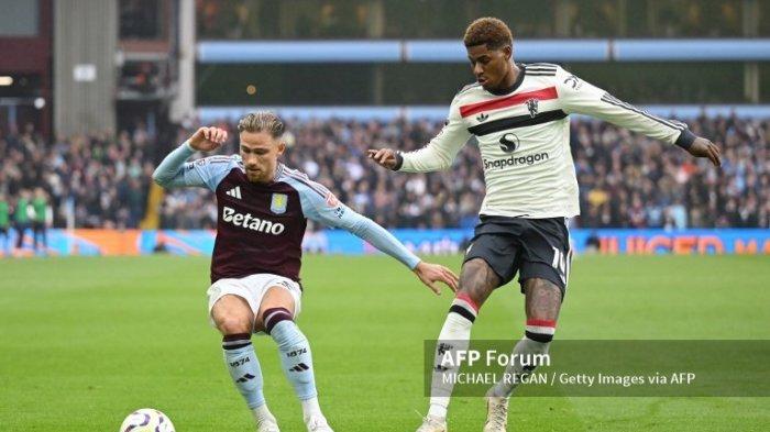 Matty Cash vs Marcus Rashford di Liga Inggris antara Aston Villa vs Manchester United di Villa Park 6 Oktober 2024 di Birmingham, Inggris.