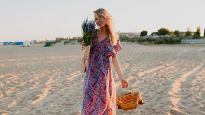 Full lenght image of pretty blond woman with bouquet of lavender