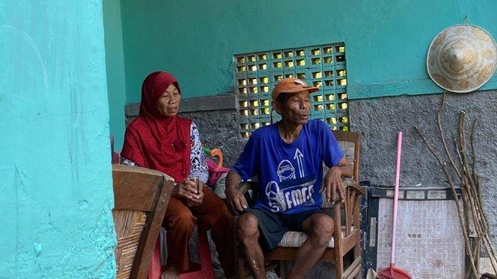 KORBAN MAFIA TANAH - Mbah Tupon (kanan) dan istri Mbah Tupon (kiri) duduk di depan rumahnya di Padukuhan Ngentak, Kalurahan Bangunjiwo, Kapanewon Kasihan, Kabupaten Bantul, Minggu (27/4/2025) sore.