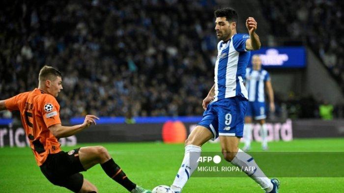 Mehdi Taremi vs Valeriy Bondar di Liga Champions antara Porto vs Shakhtar Donetsk di stadion Dragao di Porto pada 13 Desember 2023.
