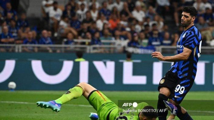 Mehdi Taremi vs Wladimiro Falcone di Liga Italia Serie A Inter Milan vs Lecce di Stadion San Siro di Milan, pada 24 Agustus 2024.