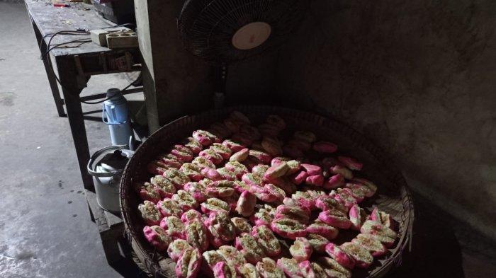 Produksi kue moho di Dusun Dawung, Desa Banjarnegoro, Kecamatan Mertoyudan, Kabupaten Magelang