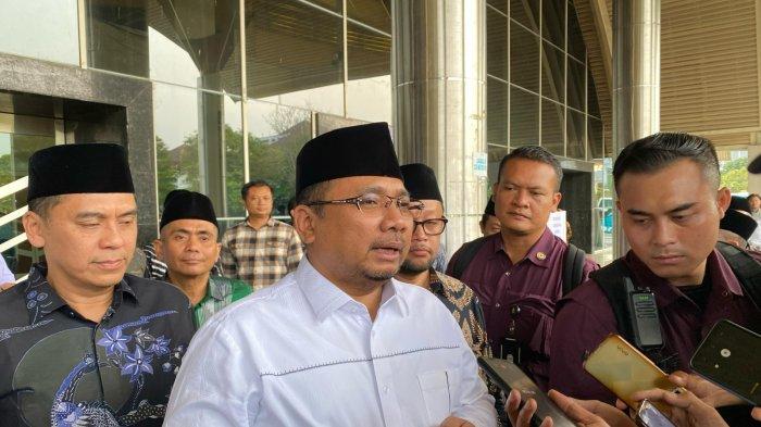 Menag RI, Yaqut Cholil Qoumas, sedang menjelaskan soal tantangan haji tahun depan kepada awak media di Sportorium UMY, Senin (23/10/2023).
