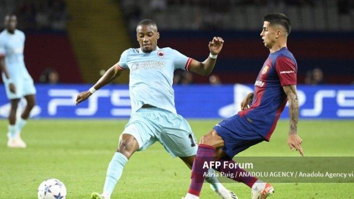 Michel-Ange Balikwisha vs Joao Cancelo di Liga Champions antara Barcelona vs Royal Antwerp FC di Estadi Olimpic Lluis Companys di Barcelona, Spanyol pada 19 September 2023.